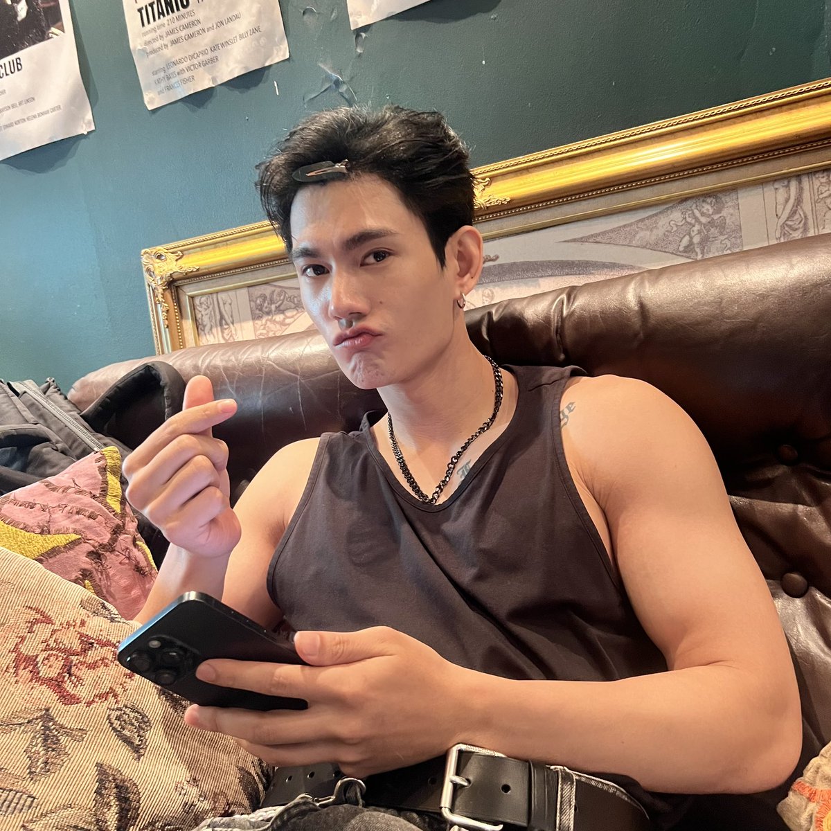 canubmybae's tweet photo. พี่เบ้บกับเสื้อกล้ามคู่ใจของเขา กลิ้งออกมาจากบทเลยนี่นาแมวอึ่งตุวนี้ 🫳🏻😼
#PitBabeSeries
@pavelphoom #pavelphoom ( ꈍᴗꈍ) https://t.co/U0SwwKnWvN