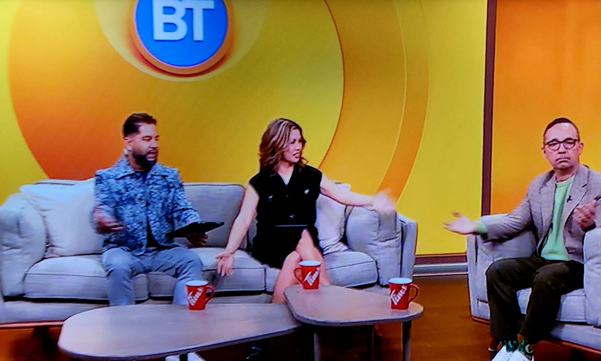 UpdatesAudio's tweet image. Live from your moms basement - it's the new @CityNewsTO windowless set. Even the hosts seem unimpresed! 

#msmfail #CityTV #Toronto