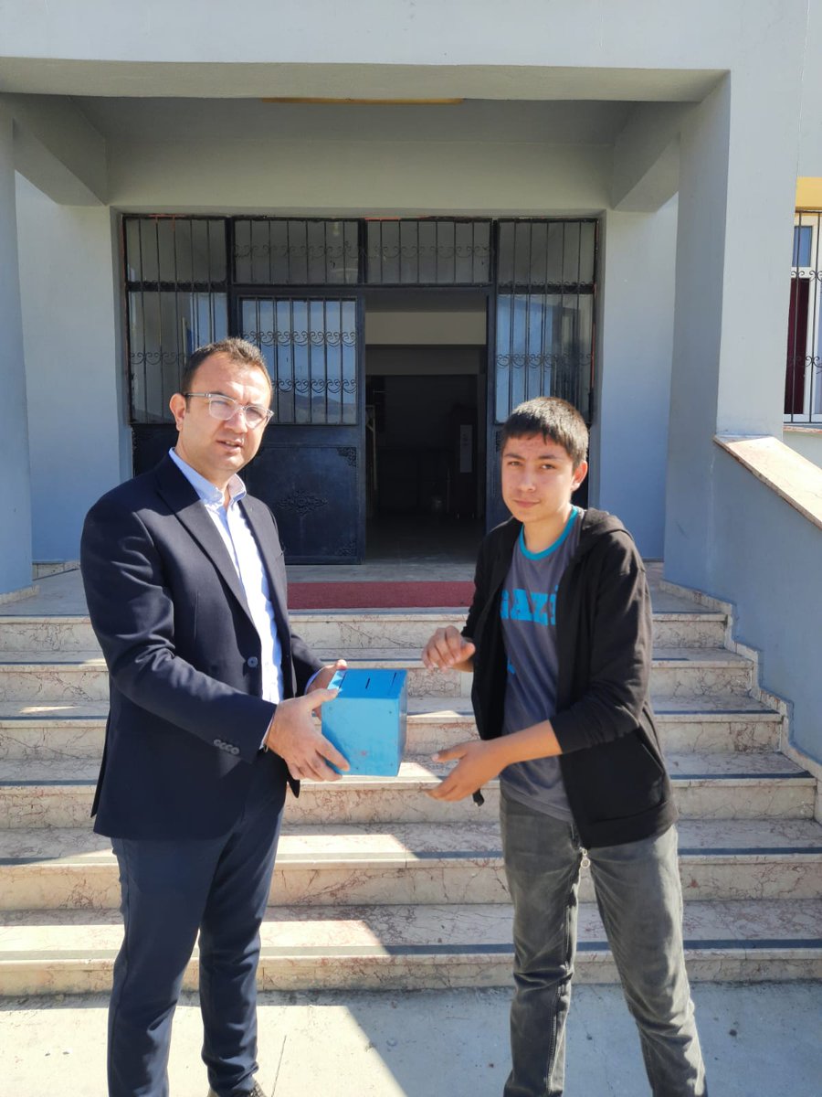 Mart ayı kök değerlerinden " tasarruf " teması için Motorlu  Araçlar Teknolojisi 10. Sınıflarının tamamen atık malzemelerden yapmış oldukları kumbaralar  " Ben Her Yerde Varım " Projesi kapsamında Kalınören  ilkokulu Anasınıfı öğrencilerine hediye edildi.