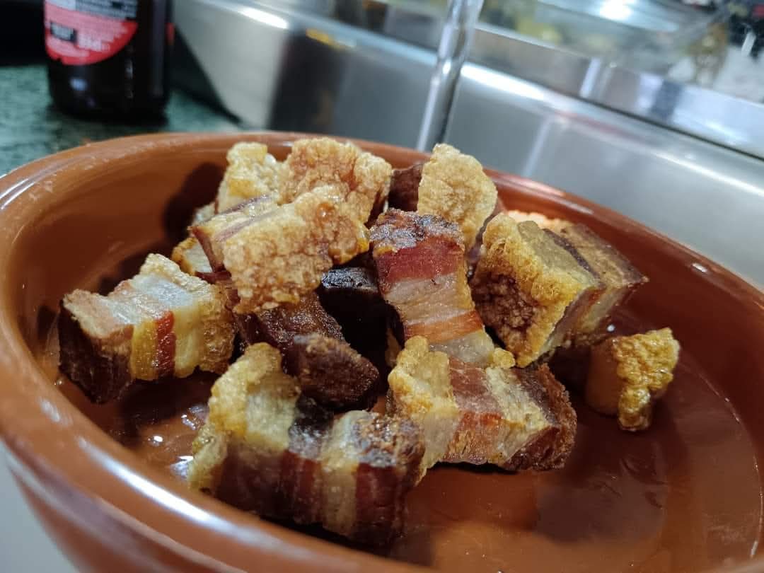 Llegó el #lunes #torreznoday así que vamos a darle caña a un buen <a href="/TorreznodeSoria/">Torrezno de Soria</a> armonizado con un #Rosado <a href="/DOCigales/">D.O. Cigales</a> #AlLio <a href="/tierradesabor/">Tierra de Sabor</a> <a href="/EMorenoSaez/">Embutidos MorenoSaez</a> <a href="/JuanjoDelgadoes/">Juanjo Delgado Soto</a> <a href="/Soriaestademoda/">Soria está de moda</a> <a href="/camarasoria/">Cámara Soria</a> <a href="/sorianitelaimag/">¡Soria ni te la imaginas!</a> <a href="/jantongo/">StAnton</a> <a href="/dmanso73/">David Manso (La Casa de Baco / Wine Rider)✌🏍🍇</a> <a href="/DeTapasPor/">De Tapas por...</a> <a href="/gastrosoria/">Gastrosoria</a> <a href="/GastronomiaCyL/">Academia Castellana y Leonesa de Gastronomía</a>