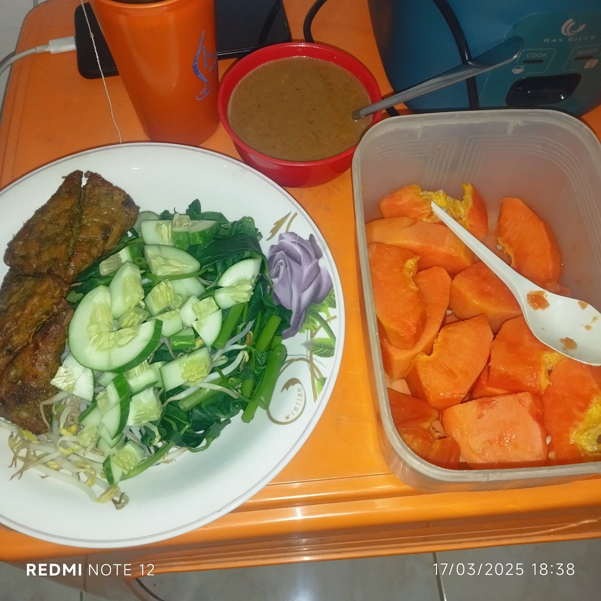 Boy82070509's tweet photo. Aku tu Batak tulen,tapi suka makanan Jawa dan Sunda gini...#17Ramadhan https://t.co/1Lccz3FJMJ