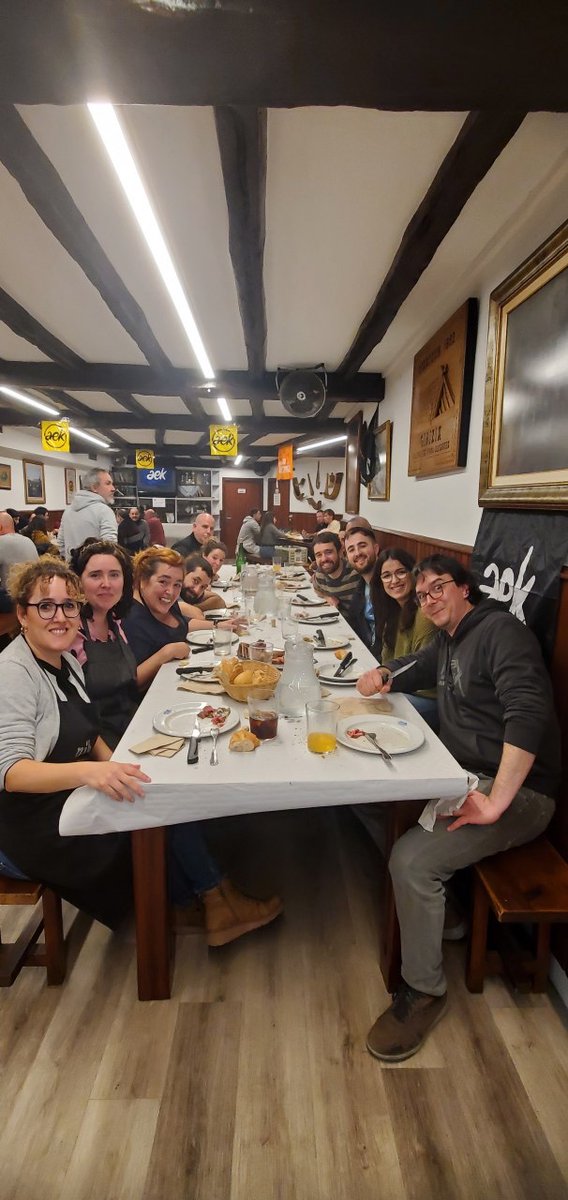 Larunbat honetan Oarsoaldeko Barrikotea egin genuen, Oiartzungo Girizian. Giro ederrean aritu ginen: poteatzen, bazkarian, bingo musikotuarekin... #EuskaraErosoBizitzeko 🧡