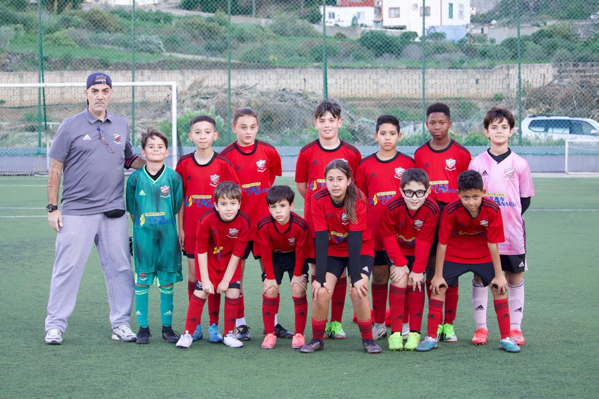 udguia's tweet photo. Nuestro Alevín suma un empate frente a la UD Las Coloradas. Un partido para seguir aprendiendo, disfrutando y creciendo juntos. ¡Gran trabajo, equipo! 💪❤️🖤
#volveralacima #guiaesdeporte #udguia https://t.co/S4ouPxagAE