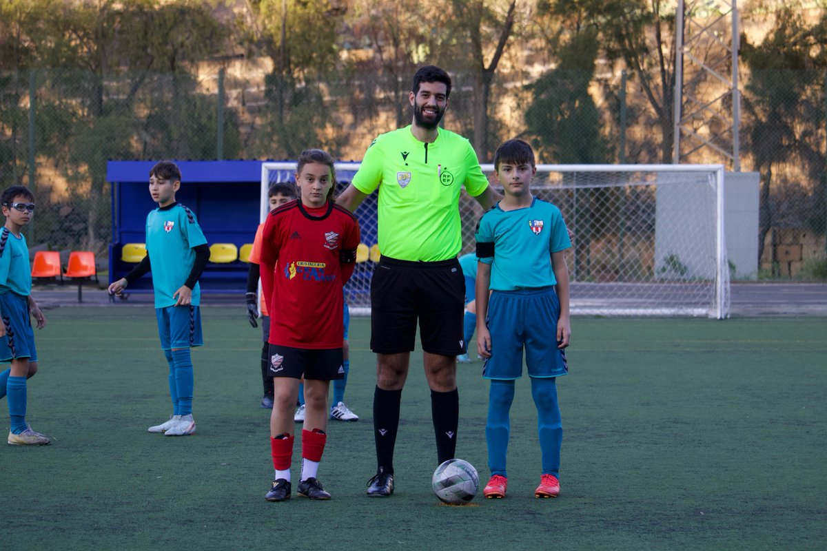 udguia's tweet photo. Nuestro Alevín suma un empate frente a la UD Las Coloradas. Un partido para seguir aprendiendo, disfrutando y creciendo juntos. ¡Gran trabajo, equipo! 💪❤️🖤
#volveralacima #guiaesdeporte #udguia https://t.co/S4ouPxagAE