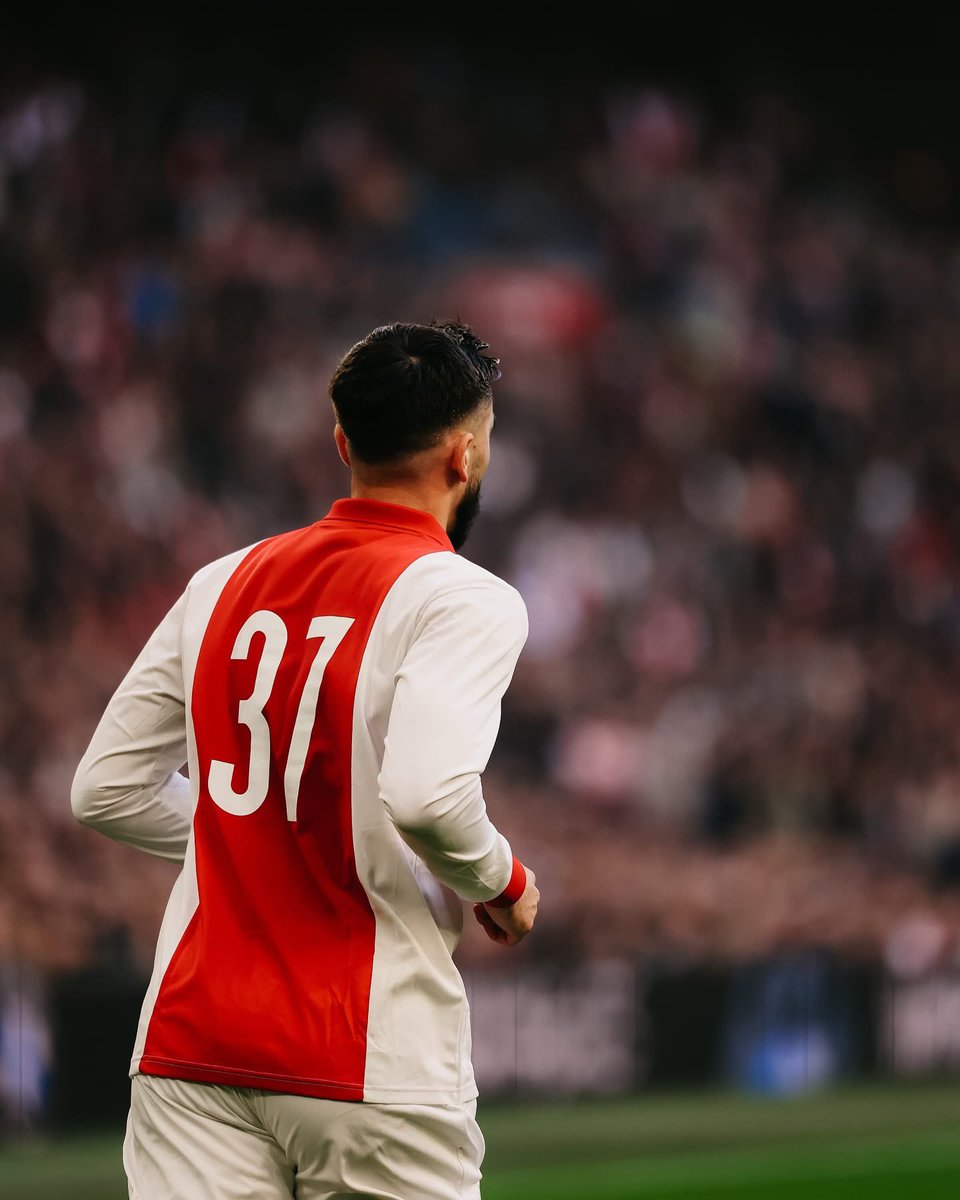 Long sleeves only 😮‍💨 

Numbers, no names.

Ajax wore their new 125th-anniversary kit, and boy, the aesthetic superiority of the design left us speechless ⚪️🔴⚪️