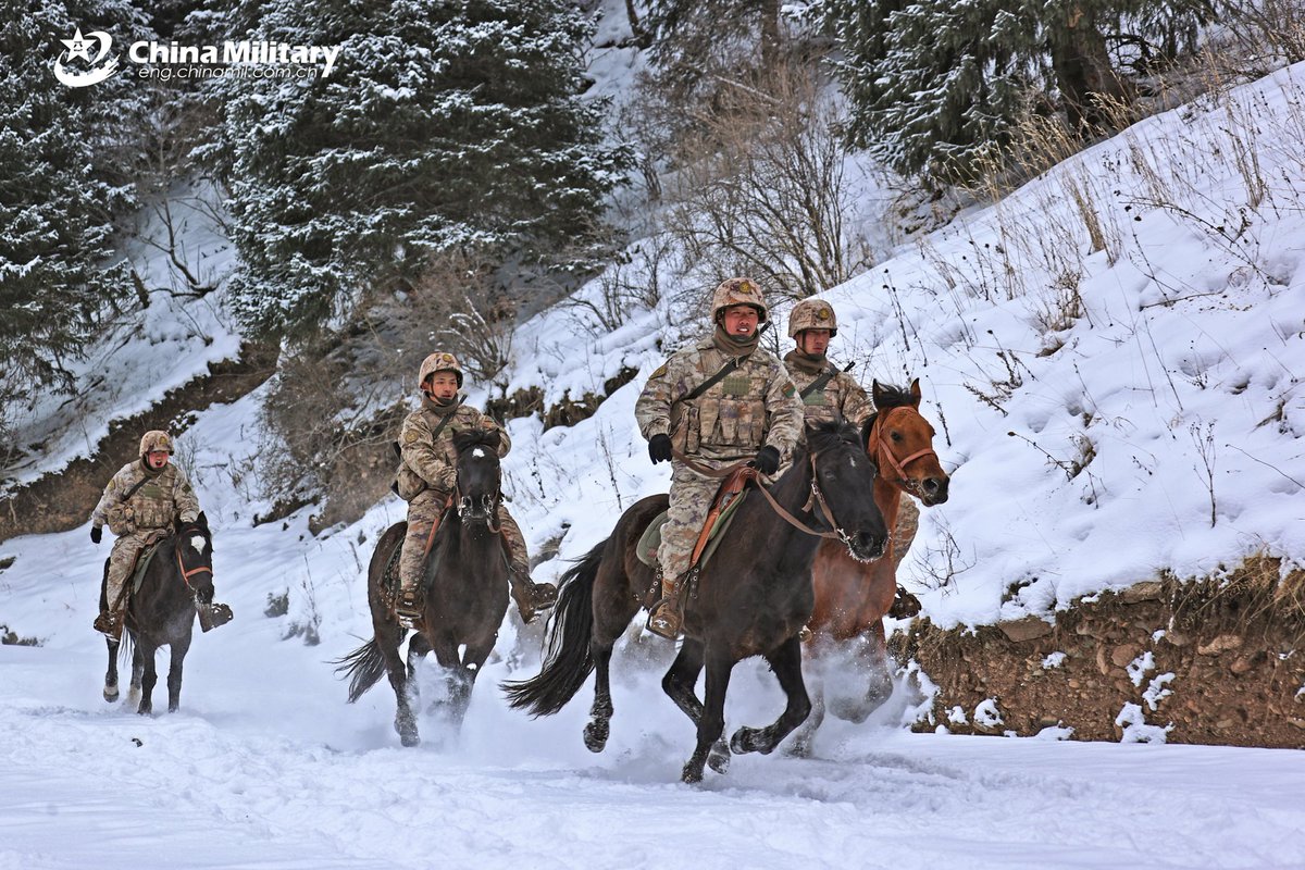 ChinaMilBugle's tweet photo. Border Patrol: #Photos show soldiers assigned to a border defense company under Chinese #PLA #Army patrolling snow-capped #TianshanMountains in northwest China's #Xinjiang #Uygur Autonomous Region. #Chinamilitary https://t.co/zVM9bj0cjp