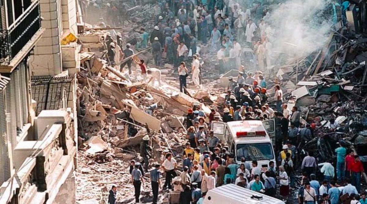 Recordamos en un nuevo aniversario, el atentado a la Embajada de Israel y continuamos pidiendo justicia, por las víctimas, por sus familias y por todo el pueblo argentino. La tolerancia y el respeto son vitales para una sociedad en paz.

33 años.