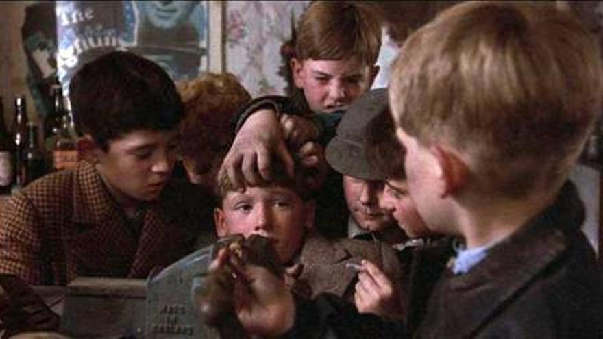 Tras #laselvaesmeralda #JohnBoorman volvió a fijar sus ojos en otro niño enfrentado a una realidad inesperada: la guerra. Inspirada en sus recuerdos de niño, #EsperanzayGloria contó 30 años después con una segunda parte. Hoy a las 16 horas en <a href="/7TVAndalucia/">7TV Andalucía</a>