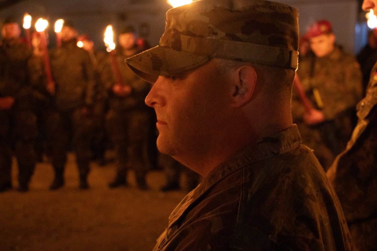 mnbg_lithuania's tweet photo. @efp_lithuania 🕯️Faith in the Field 
In Pabrade, multinational soldiers gathered for Church Service led by an American and a German chaplain. The torch-lit ceremony marked the end of intense training – a moment of unity and reflection.
#StrongerTogether #MNBGLTU #Pabrade https://t.co/2jZu6PZOy5