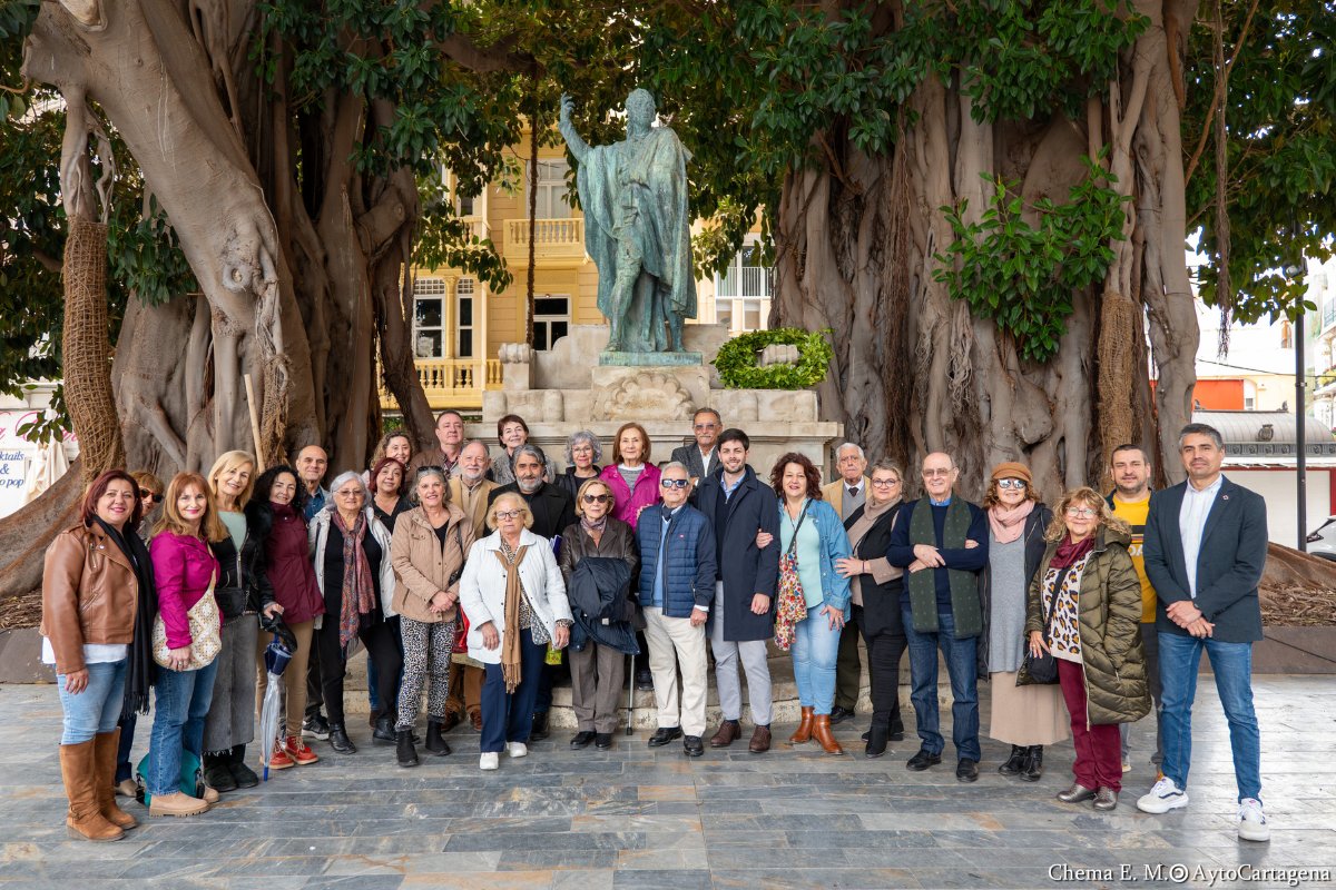 🎭Como cada 17 de marzo, #Cartagena rinde homenaje al actor Isidoro Máiquez desde su estatua en la Plaza San Francisco.

Este tradicional acto conmemora el nacimiento de actor cartagenero y pone en valor su innovadora manera de interpretar.

📸Más fotos en cartagena.es/detalle_notici…