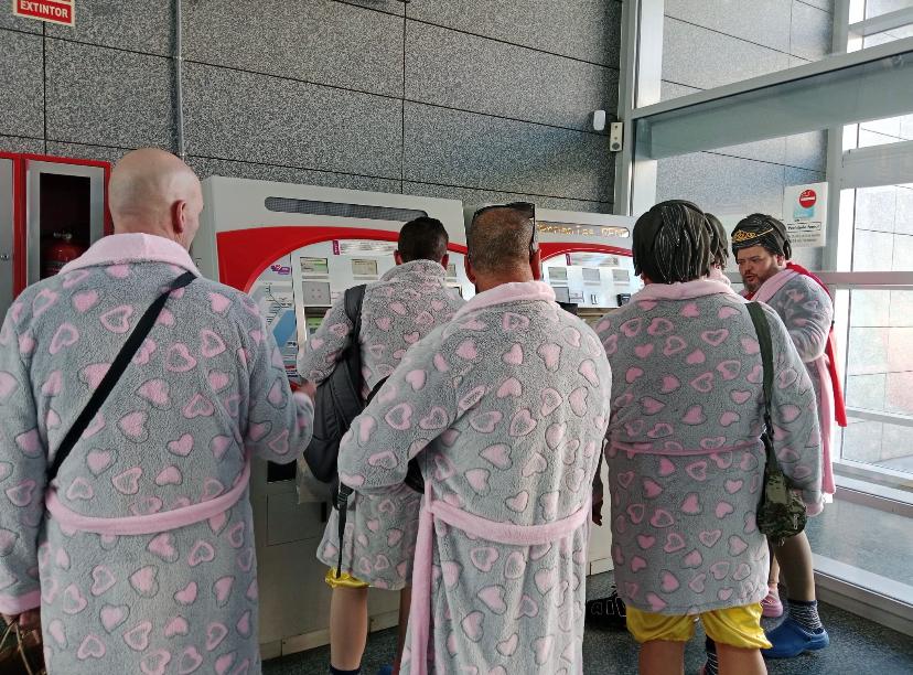 Enorme fin de semana para nuestra murga. Empezamos el sábado en Torremolinos y para predicar con el ejemplo de 'Murga Sostenible' fuimos en tren de cercanías <a href="/Renfe/">Renfe</a>  y disfrazados... Nadie se extrañó por cierto <a href="/murga_torrole/">La Murga de Torremolinos</a> <a href="/Torremolinos_On/">Torremolinos Informa</a>