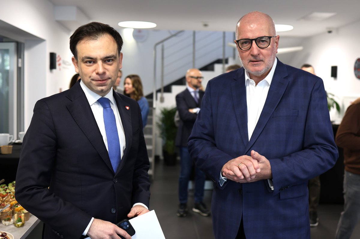 Rafał Dutkiewicz (@dutkiewiczrafal) on Twitter photo W lutym premier <a href="/donaldtusk/">Donald Tusk</a> zapowiedział nowe otwarcie w relacjach z przedsiębiorcami – i już dzisiaj widać, że nie są to tylko słowa. Za nami kolejne merytoryczne i konstruktywne spotkanie z <a href="/Domanski_Andrz/">Andrzej Domański</a>, za które dziękuję w imieniu <a href="/PracodawcyRP/">Pracodawcy RP</a>.
Słowo staje się ciałem 🤝 W lutym premier <a href="/donaldtusk/">Donald Tusk</a> zapowiedział nowe otwarcie w relacjach z przedsiębiorcami – i już dzisiaj widać, że nie są to tylko słowa. Za nami kolejne merytoryczne i konstruktywne spotkanie z <a href="/Domanski_Andrz/">Andrzej Domański</a>, za które dziękuję w imieniu <a href="/PracodawcyRP/">Pracodawcy RP</a>.
Słowo staje się ciałem 🤝