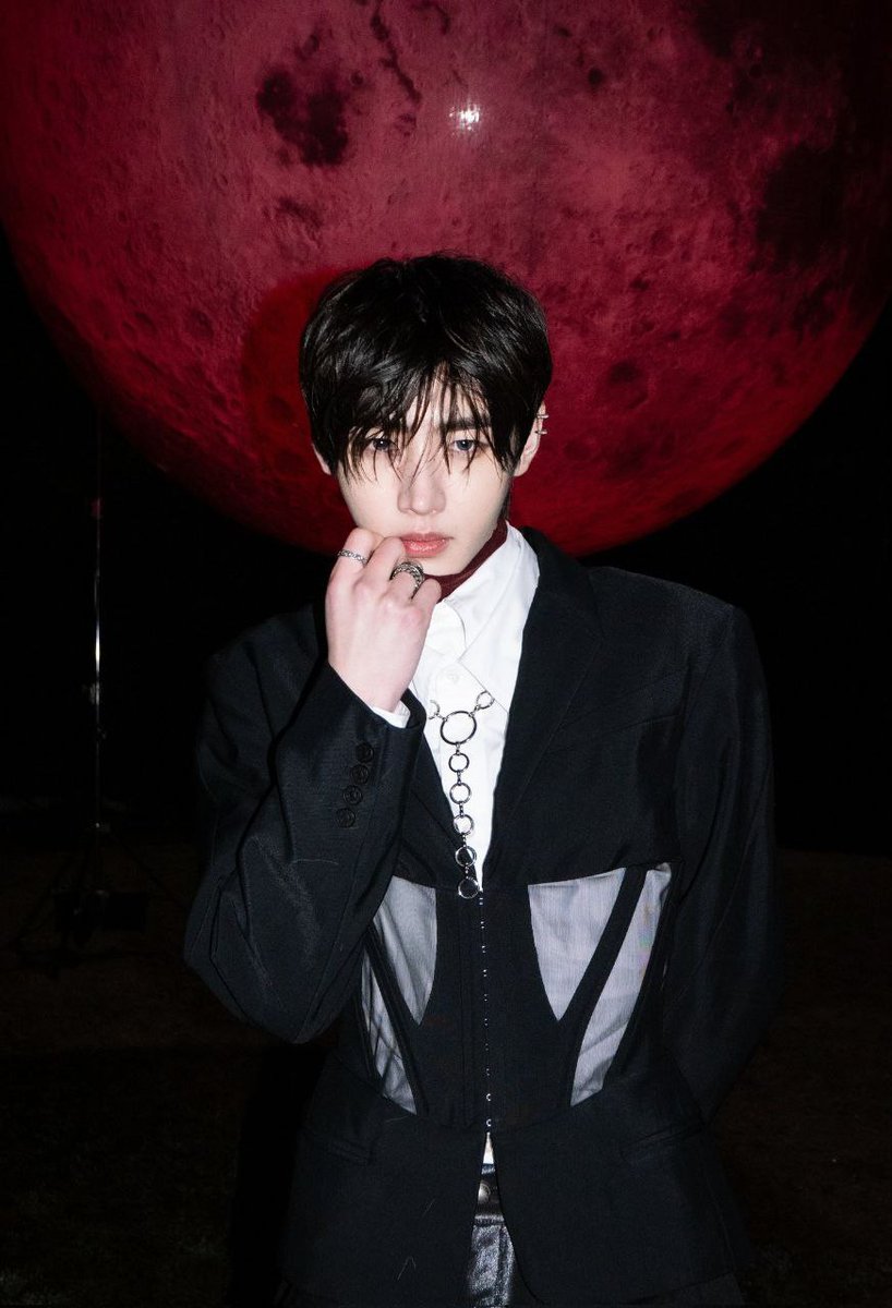 luvshfv's tweet photo. ⠀
⠀⠀      ＞＜ ﹐𔘓 ﹐  𝗁𝗈𝗈𝗇'𝗌 𝖻𝗅𝗈𝗀  !?    🖋   𓈒 𝆬    ✶

      📨 : новая неделя начинается с работы, а значит время побаловать вас новой порцией фото со съёмок🙂‍↕️ но сейчас я снова убегаю отрабатывать своё утреннее опоздание😣 а вам хорошего вечера🤲🏻
⠀ ⠀ ⠀ https://t.co/NIKvbBp8MC