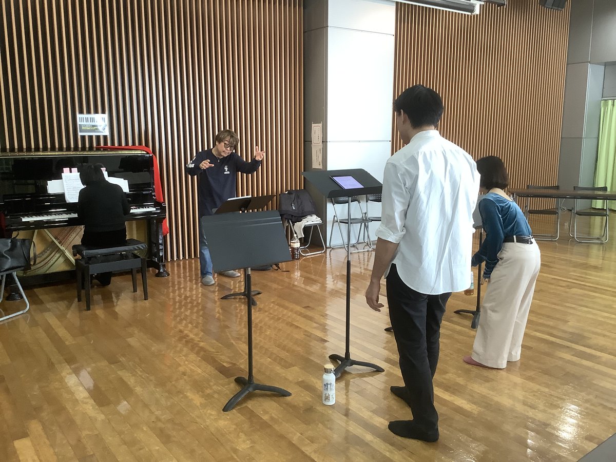 お久しぶりの投稿です！

オペラ『注文の多い料理店』
稽古が順調に進んでおります！

小森輝彦先生による歌唱発音
濱田芳通先生による音楽稽古
月末には岩田達宗さんによる立ち稽古が始まります！

公演詳細は下記になります！

2025年4月19日(土) 18:00開演 　　　　　 
　　　　　20日(日)