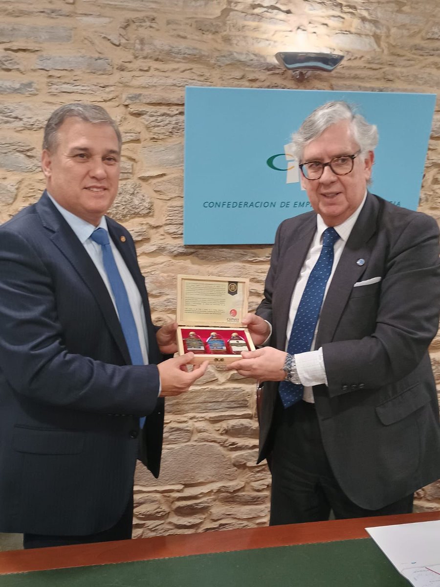 🇵🇾🤝🇪🇸El Embajador Justo Apodaca y el Presidente de la CEG, Juan Vieites, destacaron el crecimiento de exportaciones gallegas a Paraguay, y el potencial paraguayo en agroalimentos, energías renovables e infraestructuras.
Paraguay, un destino atractivo para la inversión. 📈🏗️