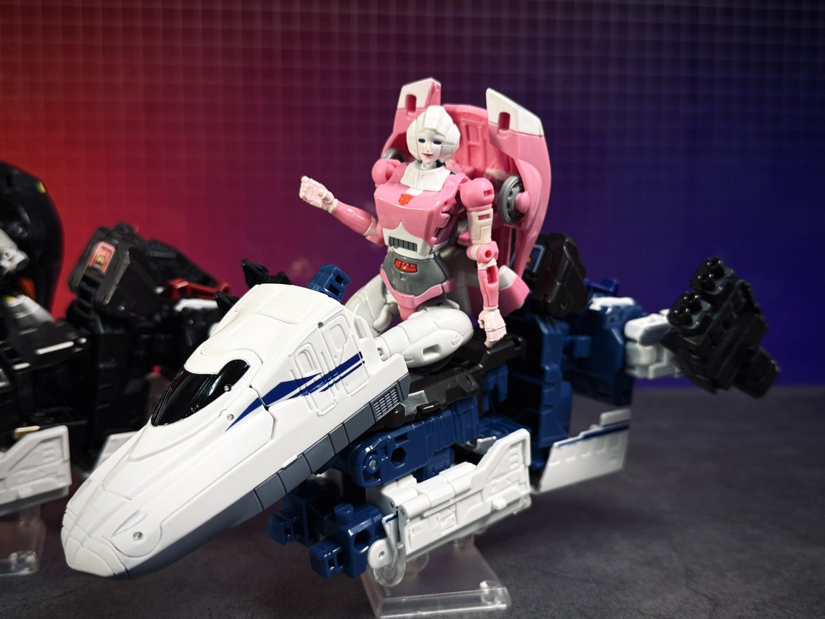 Zarous2025's tweet photo. 變革世代-變形機車無餘件！

在有限的零件下嘗試另一種載具，對我是個很棒的腦力激盪～
新幹線的流線車頭又特別適合機車，且5mm接口位於前後兩側，武裝的配置有很大的擴充性！
有興趣可以直接看影片
https://t.co/FxLrvV9rDO
#transformer #新幹線変形ロボシンカリオン https://t.co/8vYCNMxoOs