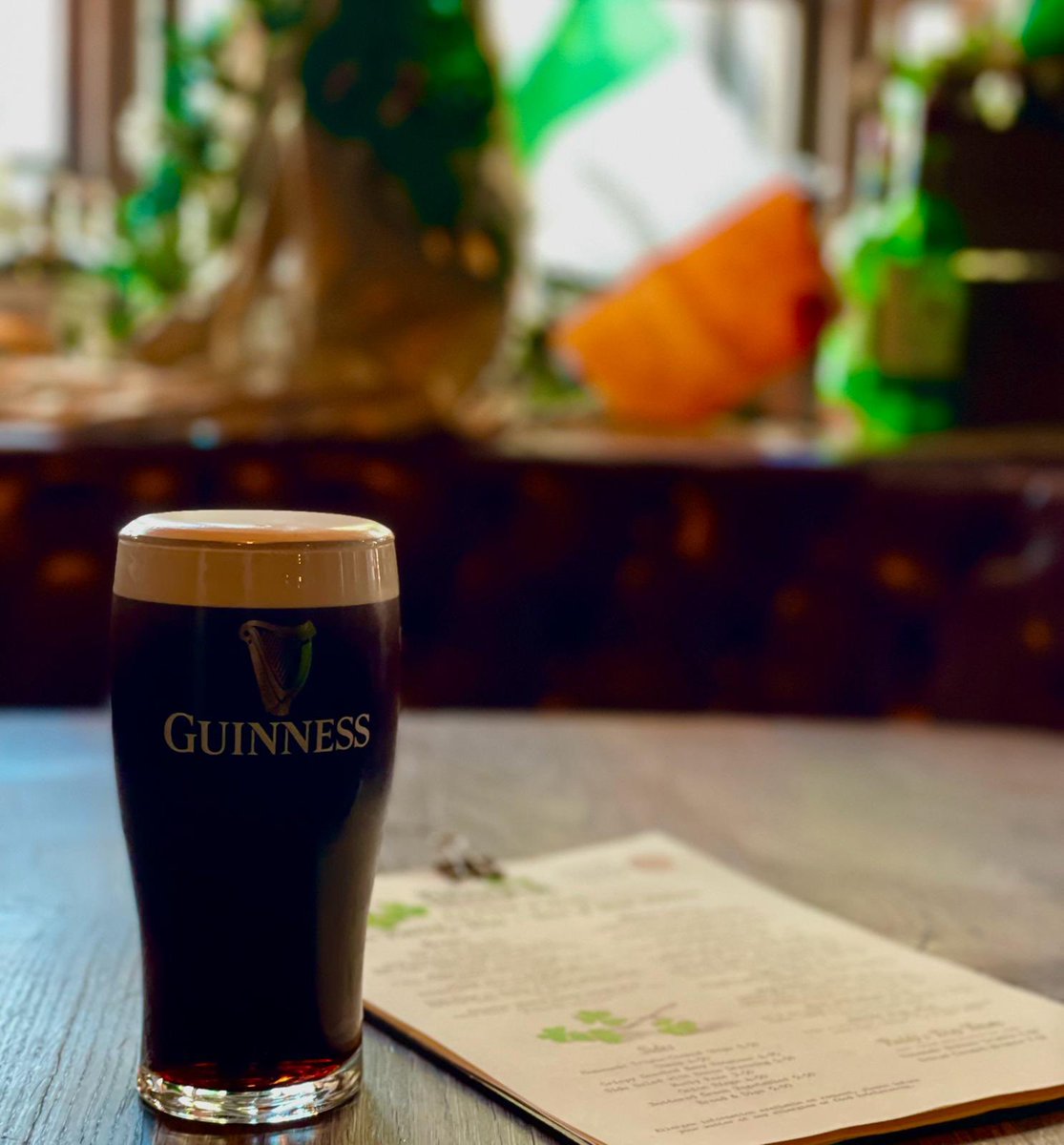 kingsheadgalway's tweet photo. Beannachtaí na Féile Pádraig Oraibh 💚
☘️Happy Saint Patrick's Day to all our Friends &amp; Family 🇮🇪 
☘️Blazing fires, cracking cocktails 🍹and our Bistro 
serving the Best of Irish Food 🍻
☘️Live Music 🎻 🕺🎸
1pm Galvian Way
3pm Galvian Way
9pm Pyramid (an phiramuid) https://t.co/ecobrA8EGK