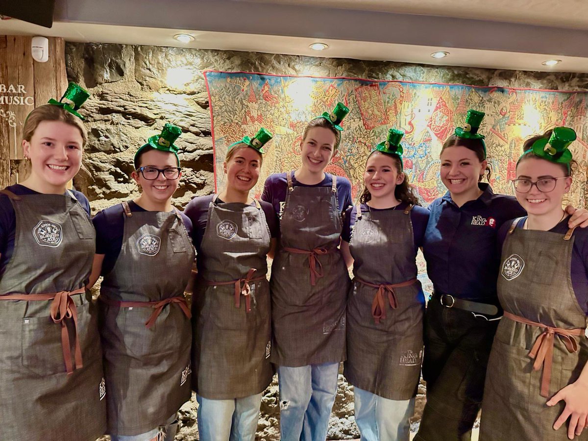 kingsheadgalway's tweet photo. Beannachtaí na Féile Pádraig Oraibh 💚
☘️Happy Saint Patrick's Day to all our Friends &amp; Family 🇮🇪 
☘️Blazing fires, cracking cocktails 🍹and our Bistro 
serving the Best of Irish Food 🍻
☘️Live Music 🎻 🕺🎸
1pm Galvian Way
3pm Galvian Way
9pm Pyramid (an phiramuid) https://t.co/ecobrA8EGK