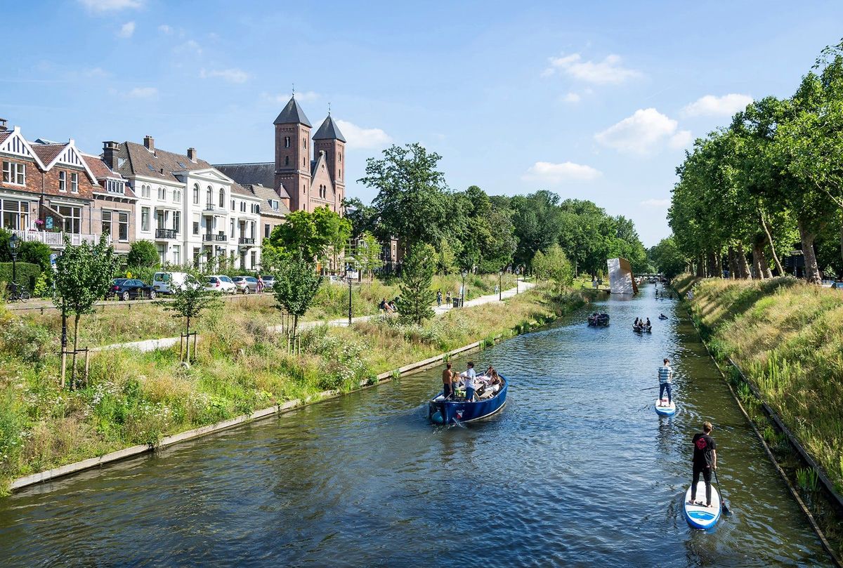 Architizer's tweet photo. What was once a highway is now a canal again! Catharijnesingel brings back water, greenery, and a pedestrian-friendly park in the heart of Utrecht.

Details: https://t.co/cPIbcPy7OW |📍Utrecht, Netherlands https://t.co/owLIDwecx5