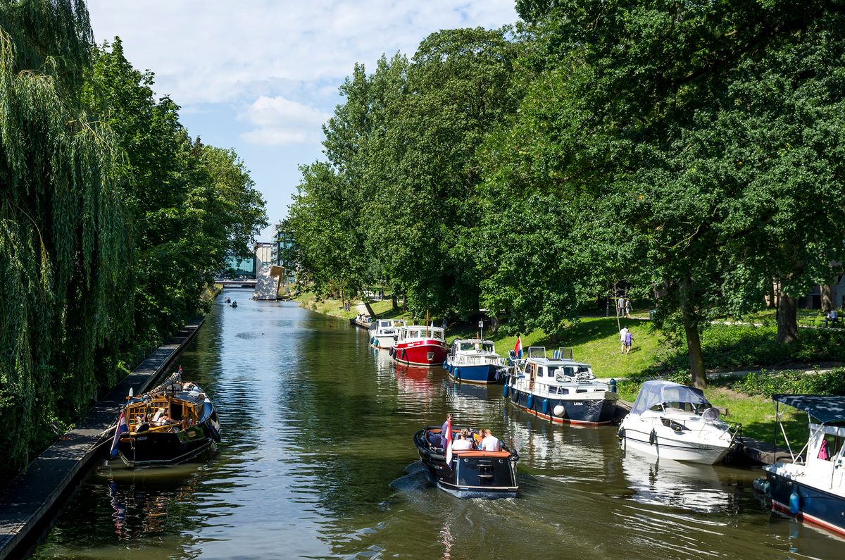 Architizer's tweet photo. What was once a highway is now a canal again! Catharijnesingel brings back water, greenery, and a pedestrian-friendly park in the heart of Utrecht.

Details: https://t.co/cPIbcPy7OW |📍Utrecht, Netherlands https://t.co/owLIDwecx5