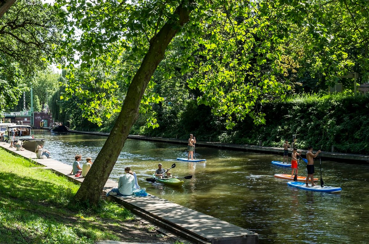 Architizer's tweet photo. What was once a highway is now a canal again! Catharijnesingel brings back water, greenery, and a pedestrian-friendly park in the heart of Utrecht.

Details: https://t.co/cPIbcPy7OW |📍Utrecht, Netherlands https://t.co/owLIDwecx5