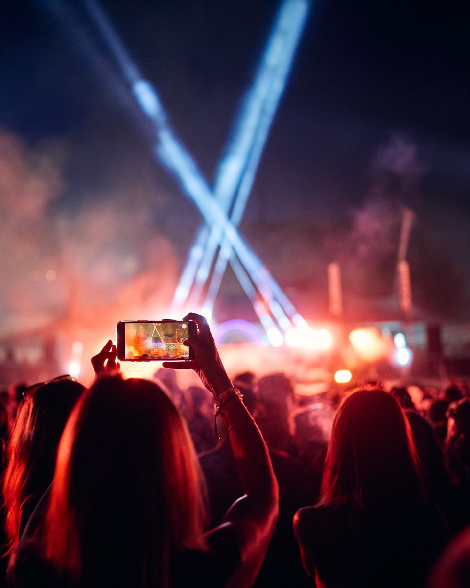 Goodwood_Races's tweet photo. June can’t come soon enough 😍💃 Send this to your organised friend to make #3FN happen this year 👀 

📆 6 June @GrooveArmada  
📆 13 June @Hot_Chip 
📆 20 June @ArtfulDodgerMC & Woody Cook  

Tap here to secure tickets for Three Friday Nights presented by @DegenDistillery: https://t.co/boB7PAVP9u