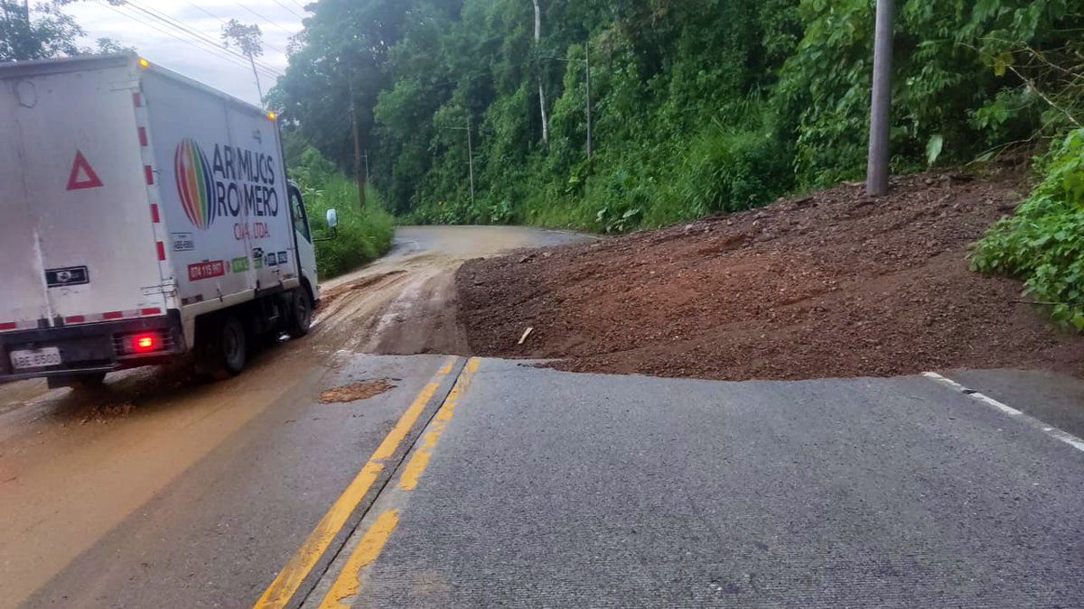 ECU911Austro's tweet photo. #ECU911Reporta| 🚨alerta a la #LíneaÚnicaParaEmergencias 9-1-1 reportó deslizamiento de tierra en sector Copapillos, La Troncal.
👮🏽♂️Personal de @PoliciaEcuador informó que la vía está parcialmente habilitada. 🚜 A través de @Riesgos_Ec se coordinan labores de limpieza.
📸 #PPNN https://t.co/5LqbuXOhY8