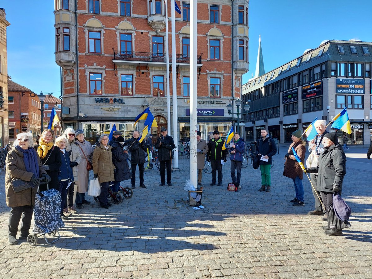 Tack alla som kom till dagens manifestation för #Ukraina på Stora torget i #Linköping! Vi mindes att nationalskalden Taras Sjevtjenko föddes 9 mars 1814 och avled 10 mars 1861.
#Måndagsrörelsen