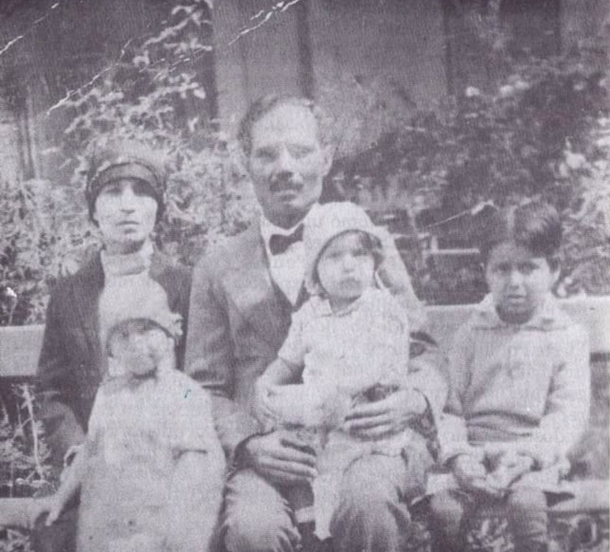 Foto de Pedro Albizu Campos junto a su esposa Laura Meneses y sus hijos. Circa 1929