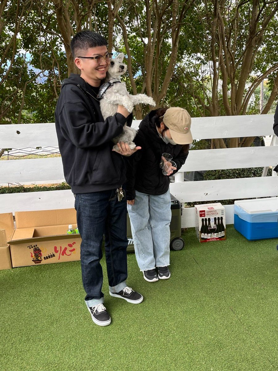 takadanobaba17's tweet photo. 夢の島で犬会のバーベキュー楽しかった！禄はやっぱりビビリだな〜 https://t.co/H7AmVaeytt