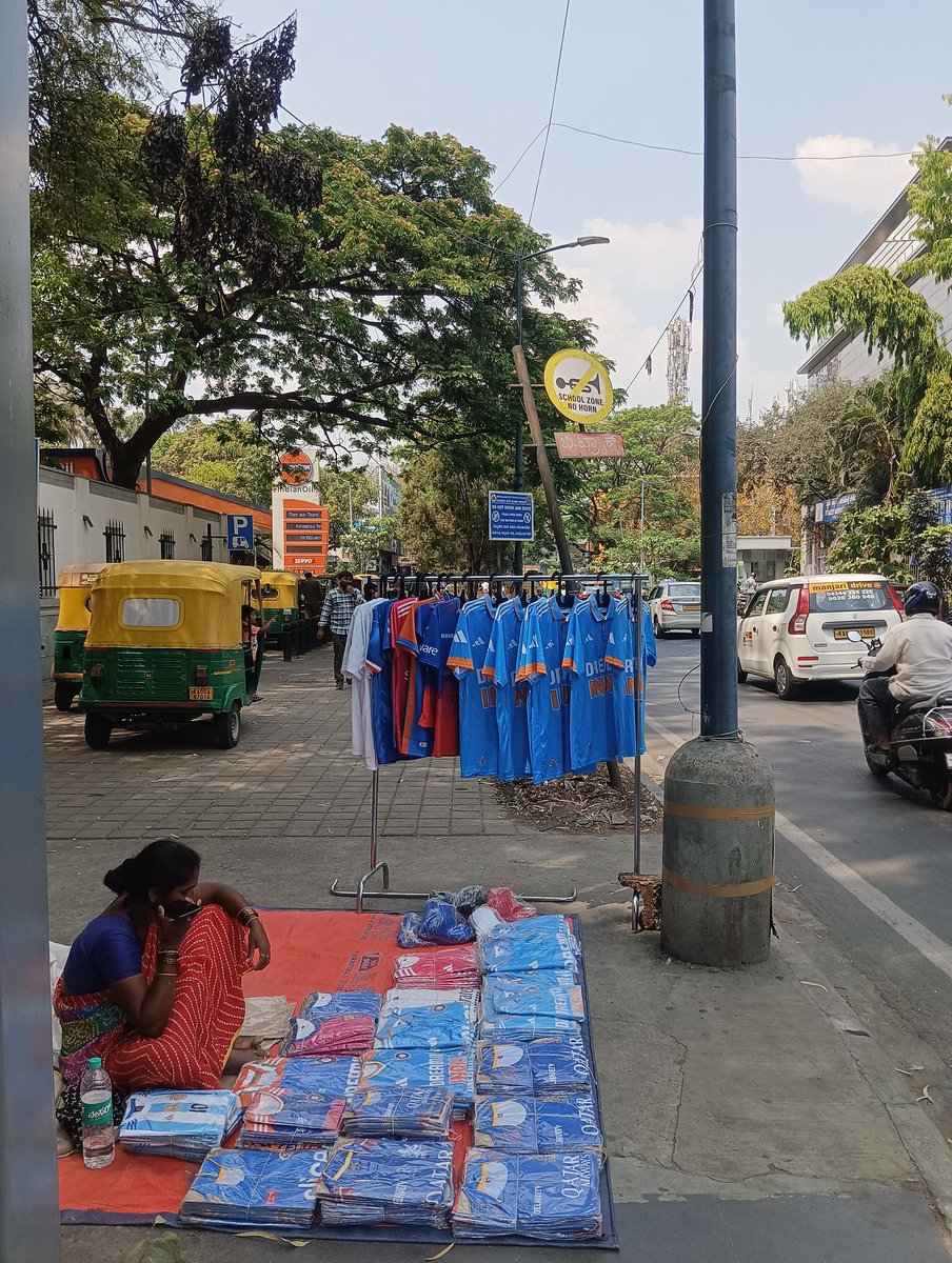 varung_here's tweet image. Definitely in the upcoming days RCB jersey will replace Indian team jersey 

#Lavelleroad #Streetsofbangalore