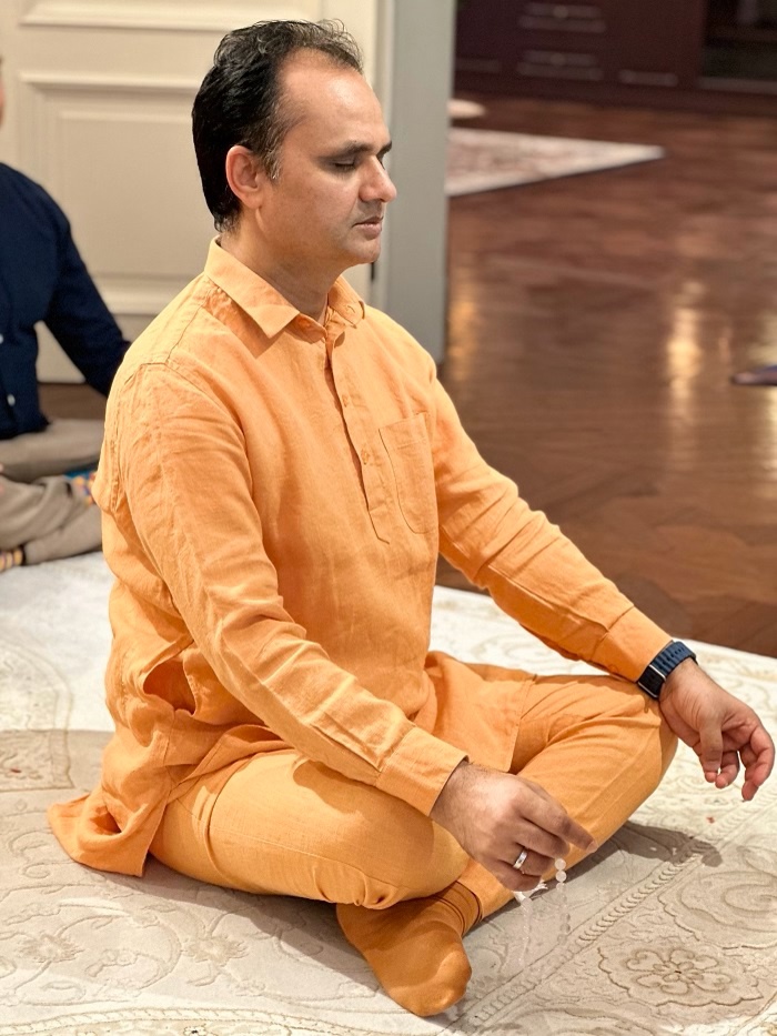Ashram_Moscow's tweet photo. В Кали-югу имя Бога – единственная опора. Повторяя Его имя, человек способен пересечь океан мирской жизни и сделать свою жизнь поистине значимой. #ШриПракашДжи

@PresidentSPD

#медитация #мантра #духовность
https://t.co/uOgTl4US5g https://t.co/0INcBDV8VU