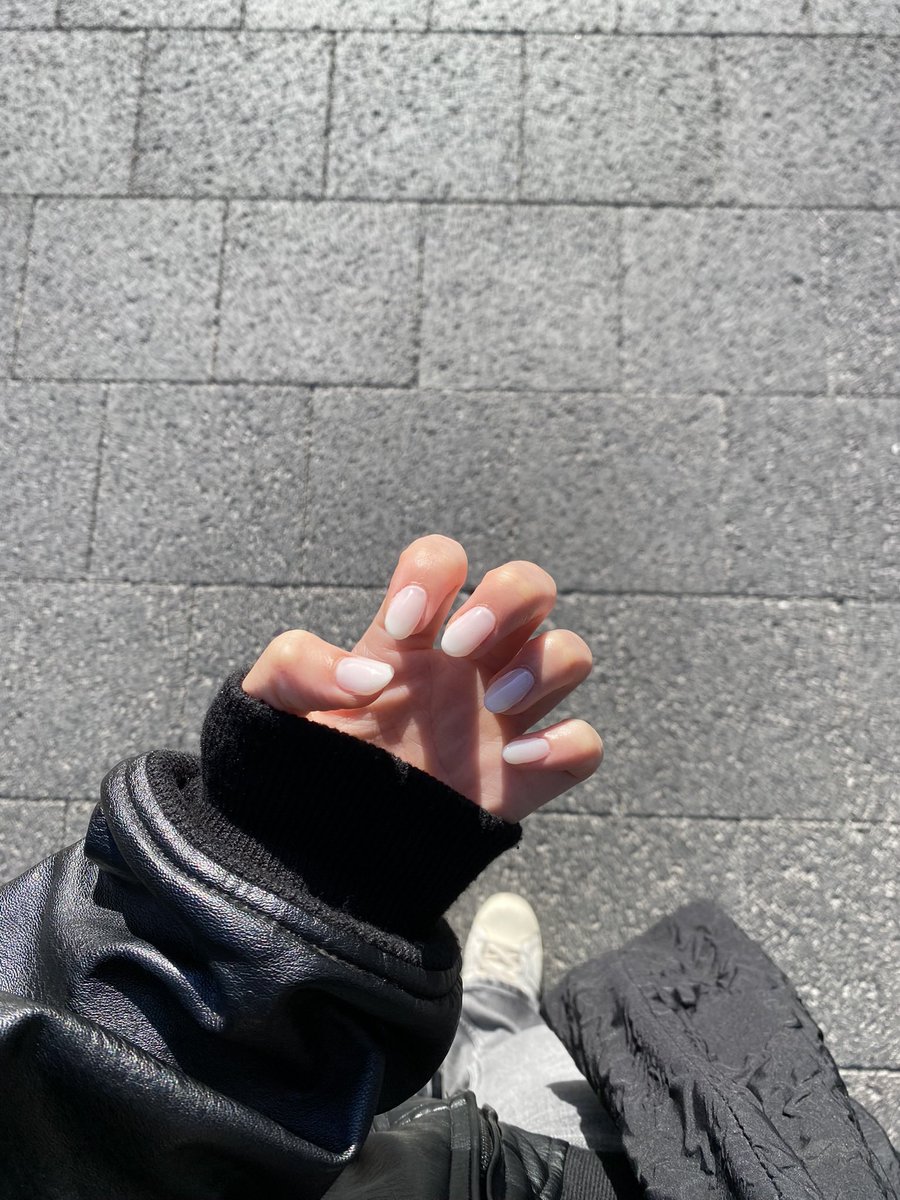 __krm0's tweet photo. ネイルを変えました🪽☁️
シンプルなのも可愛いって思えるようになったのがうれしい https://t.co/Qe1OC4eVaS