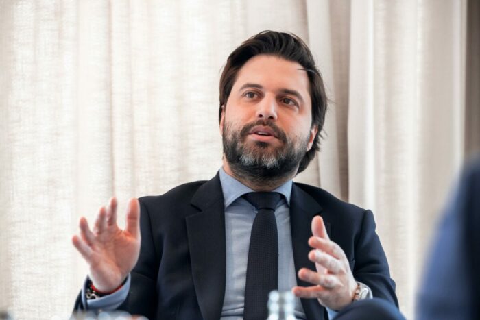 Nécrologie : G-L Bouchez ne rendra pas hommage à Émilie Dequenne. "On ne rend pas hommage à une usine à subsides qui coûte un pognon de dingue. Donnez moi une Gopro, une chômeuse et un site Caterpillar ; je vous fais Rosetta 2 avec une Palme à Cannes à la clé."