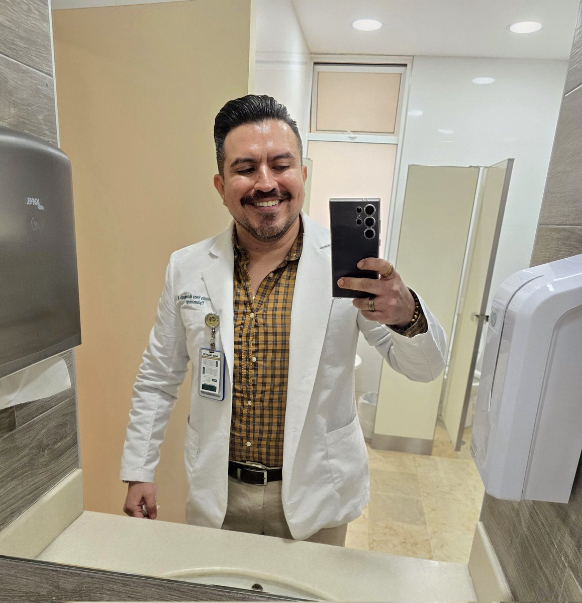 👨🏻‍⚕️🥼📈😷