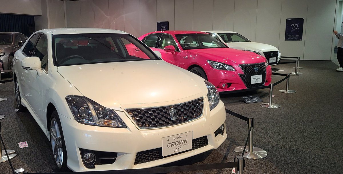akichi_2gr's tweet photo. 先日トヨタ博物館のクラウン展に行ったのですが、新車か？！ってくらい綺麗な200系後期アスリートに心奪われました。。
特にフロントグリルはクリスタルの輝きのよう。。 https://t.co/RaYxrik3hI