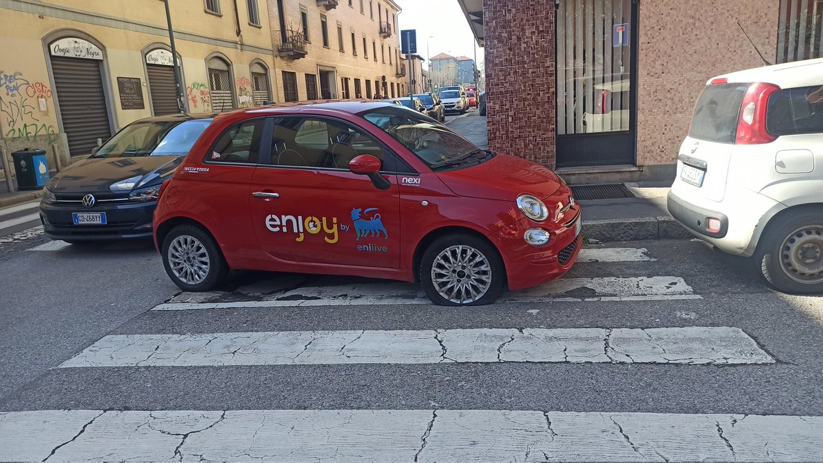 cmvella905's tweet photo. @Enjoy c'è una macchina parcheggiata così da tre giorni in via ortica a Milano. https://t.co/C91G4HiLkl