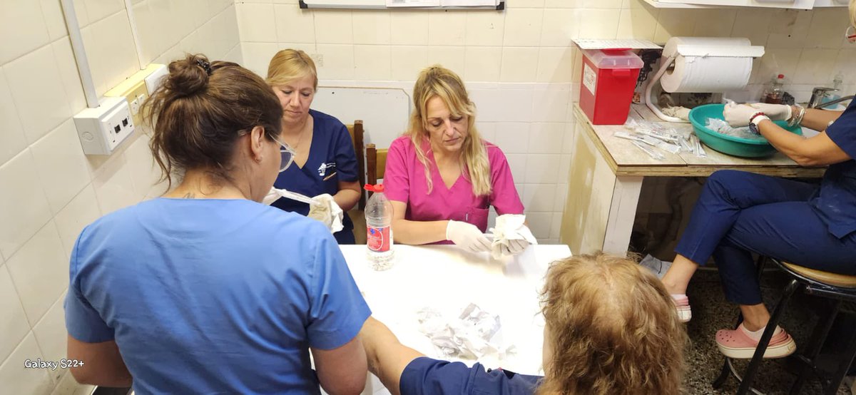 Se acuerdan de ellas?Fueron las primeras en generar admiración. En ponerse frente a lo que un día llamamos coronavirus y tener el primer contacto con los infectados con una suerte de traje de astronauta. Hoy recuperan y acondicionan  material donado. Técnicas Hospital municipal!