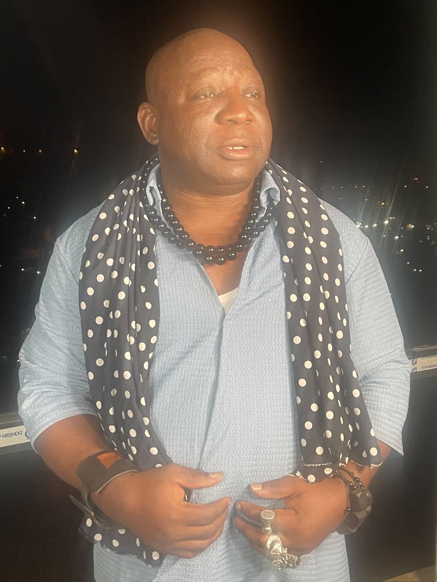 Déjà à Douala avant mon départ à Paris le 18 Mars,  je profite de l'occasion pour manger chez l'artiste Edwige Ndjeng ❤️❤️❤️,  du bon capitaine de Youpwè  au piment de Njombé et du bon poivre raffiné de Penja, tout cela avec du plantin frit de Loum, et miondo de Nkongsamba ..❤️🇨🇲