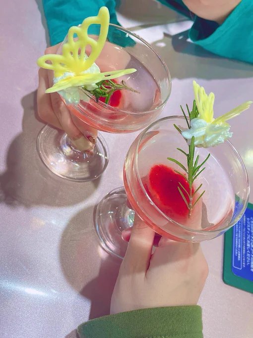 大阪に着きアニカフェに連れてってもらいましたアブソリュートジントニックで乾杯 