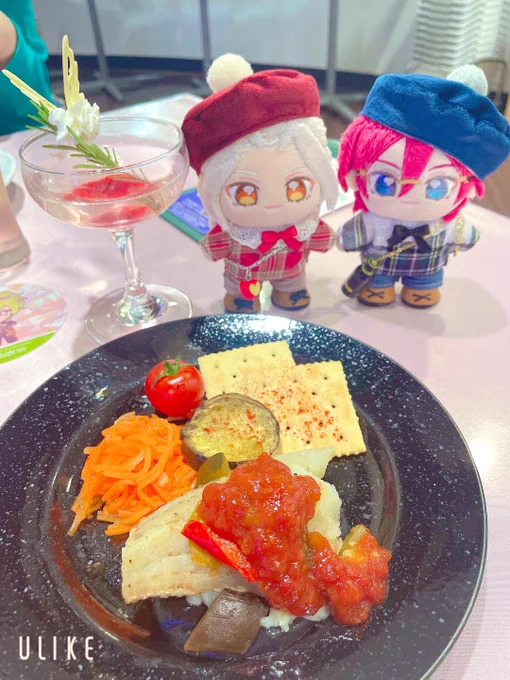 大阪に着きアニカフェに連れてってもらいましたアブソリュートジントニックで乾杯 