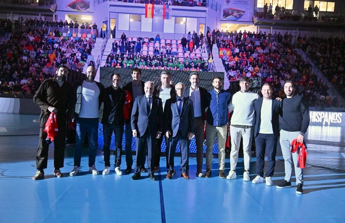 💫 Queremos destacar el homenaje realizado por la <a href="/RFEBalonmano/">RFEBalonmano</a> a los #HispanosDeLeyenda. Desde la AJBM queremos agradecerles no solo por su increíble trayectoria deportiva, sino también por su saber estar y por transmitir esos valores del deporte que tanto nos reconfortan 🔝👏🏻