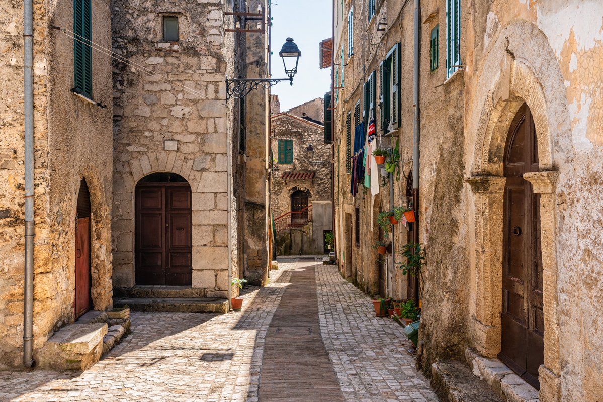visit_lazio's tweet photo. #Acuto è un piccolo borgo sulla Strada del vino cesanese affacciato sulla valle del Sacco e i monti Lepini. La struttura del centro storico è di stampo medievale, con splendidi portali all’ingresso delle case.
Per saperne di più 👉 https://t.co/RibqyGixuT
#VisitLazio https://t.co/1QjhyR6xf5