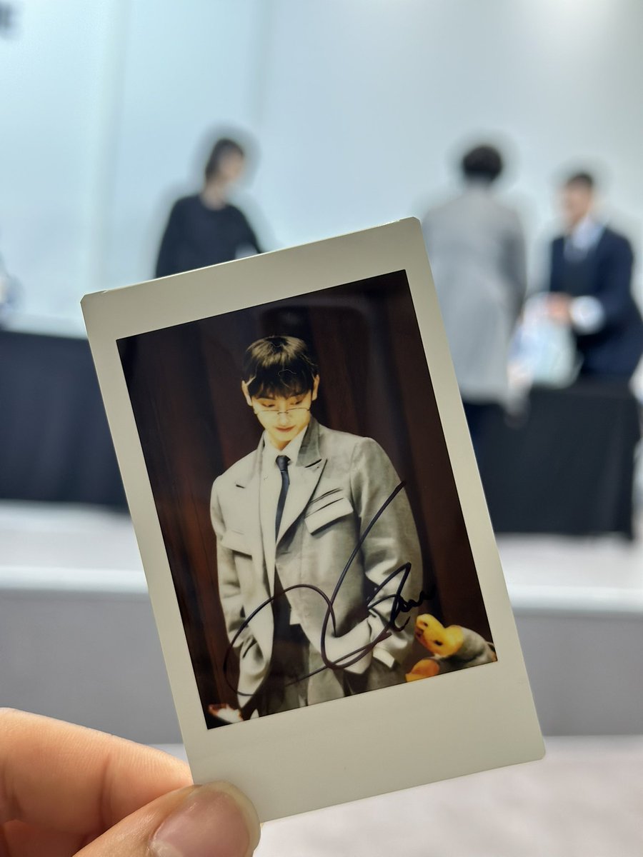 15.3 #인사이드레코드 오프라인 럭키드로우
 
사진은 제가 팬사인회에서 직접 찍던 사진인데 
혹시 가능하면 태환의 사인 폴라로이드 교환 하고 싶습니당❤️🐶

제: 영준
삐삐님: 태환🐶

#VANNER #배너 #영준 #안경준 #안영준 #영광 #태환 #TAEHWAN #YEONGGWANG
#삐포삐포