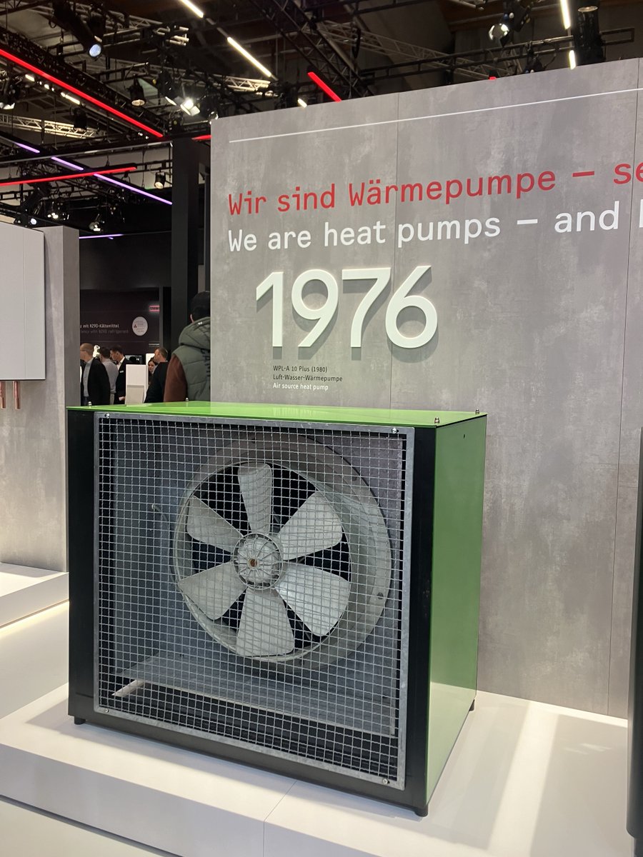 Kennen Sie auch jemanden, der sagt, dass sich ja in der Entwicklung bei Wärmepumpen in den letzten Jahrzehnten nicht mehr viel getan hat? Dieses Exemplar von <a href="/StiebelEltron/">STIEBEL ELTRON</a> aus dem Jahr 1976 beweist, dass die Produktentwickler doch nicht nur Däumchen gedreht haben...🤣 #ISH25