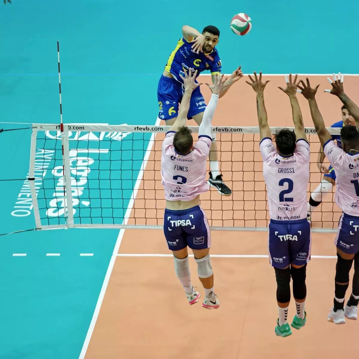 La Agenda del Vóley Canario de Élite es Top. 

En el último lustro se han dado muchos pasos para reverdecer un deporte que ya superó los brotes verde.

 Muchas personas detrás del trabajo que proyecta este excelente momento.