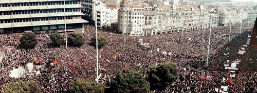 Imaginem o que é que revoltou tanto os portugueses que levou mais de 1 milhão de pessoas à rua a manifestar-se como nunca se tinha visto no nosso país?
O governo de Passos Coelho.
A falta de memória é um perigo para a democracia.