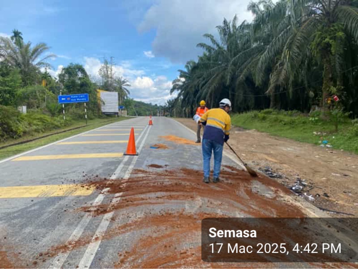RC_LipisCh's tweet photo. 🚧 #teamroadcare 🚧

Kerja-kerja penyelenggaraan kecemasan pembersihan tumpahan minyak akibat kemalangan di FT0235 Seksyen 11.40, Jalan Berchang - Sg Koyan, Daerah Lipis, Pahang Darul Makmur

@JKRPAHANG 
@JKRLIPIS 
@Roadcare_HQ 
@Roadcare_Phg 
@RcBentong https://t.co/hs7tU0ZhRa