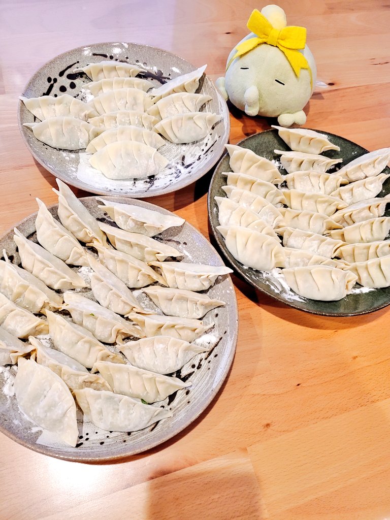 「もうギョウザの中身刻みまくってる間も包んだり副菜作ってる間もずーっとワートリのア」|たいごのイラスト