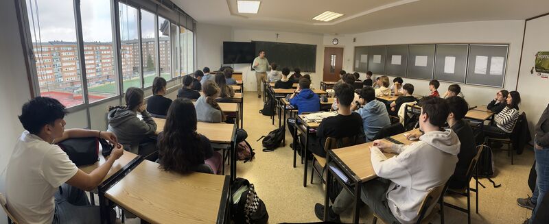 #EmpleoAraba, a través de su proyecto "Gure Enpresak", visita al alumnado de 4° ESO y 1° Bachillerato de los centros <a href="/IESEkialdeaBHI/">IES Ekialdea BHI</a> y <a href="/vitoriasanvi/">San Viator Ikastetxea</a>. Muchas gracias por acompañarnos a Rocío Bravo de @siscasl y a Ioseba Mtz Guereñu Urtaran de <a href="/ArabaDomotic/">ArabaDomotic</a>.